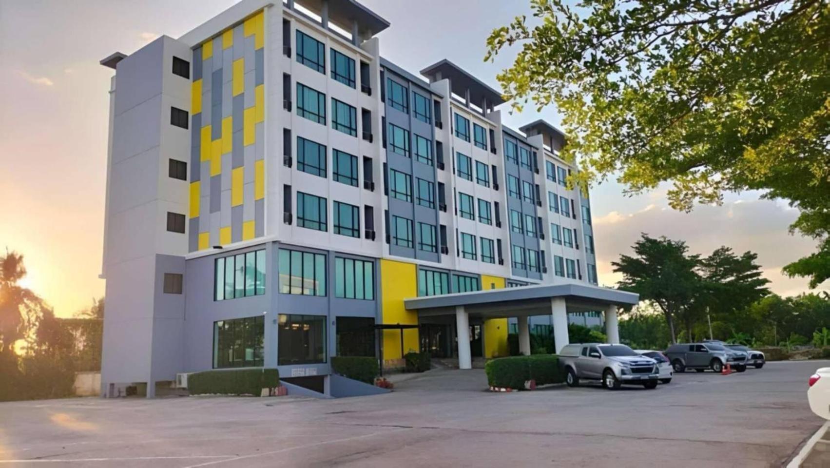 S Tara Grand Hotel Surat Thani Bagian luar foto