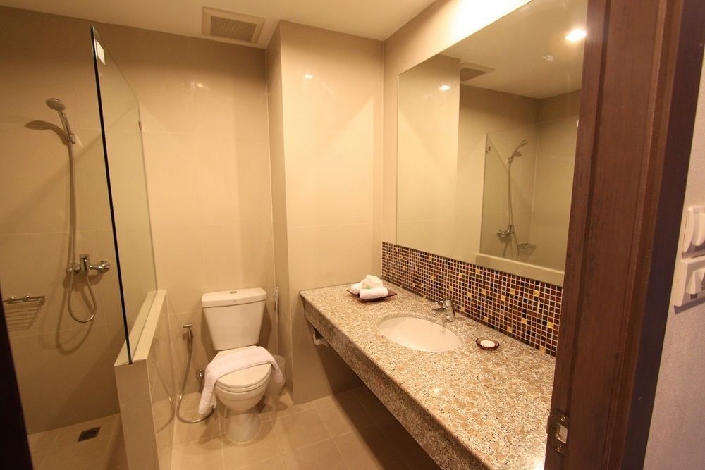 S Tara Grand Hotel Surat Thani Bagian luar foto