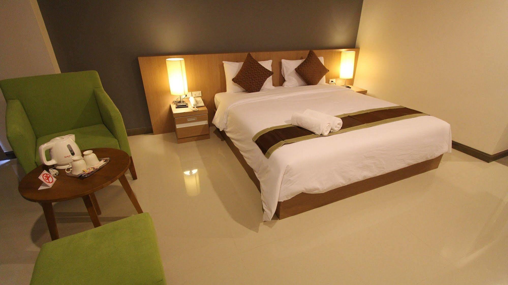 S Tara Grand Hotel Surat Thani Bagian luar foto
