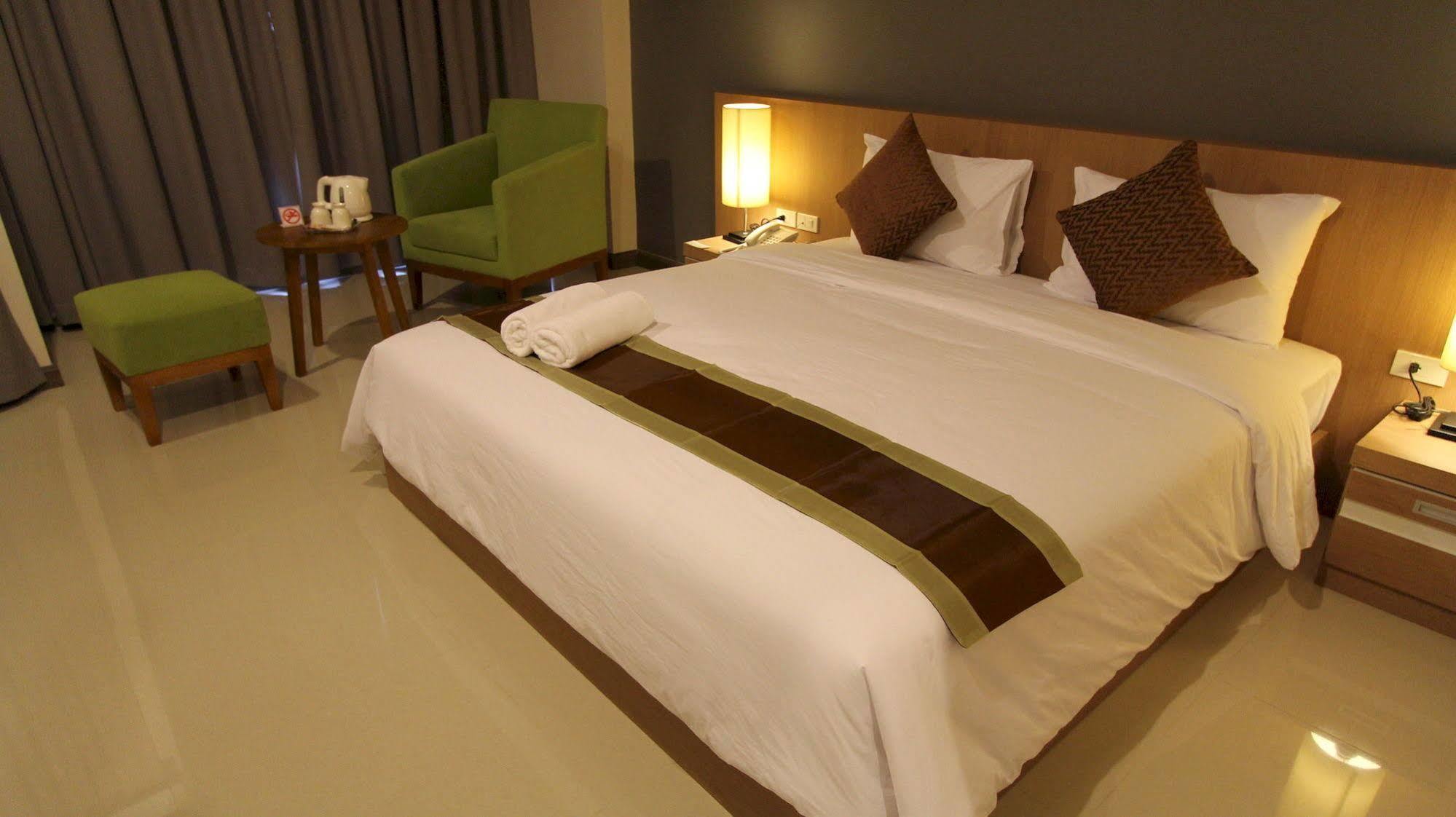 S Tara Grand Hotel Surat Thani Bagian luar foto